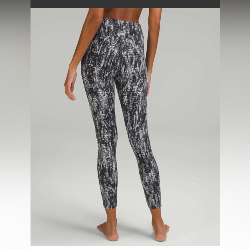 NWT New LULULEMON Instill HR High Rise Tight Alpine White Black Print LSAW 2